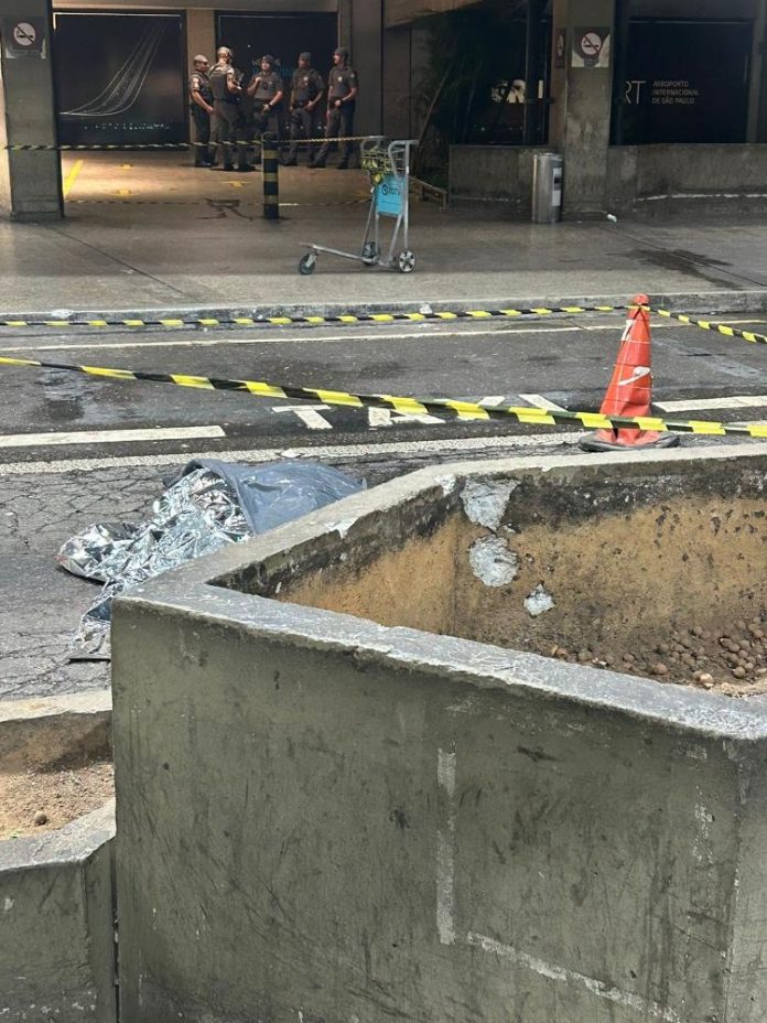 Marcas de tiro no concreto ao lado do corpo da vítima, no aeroporto de Guarulhos