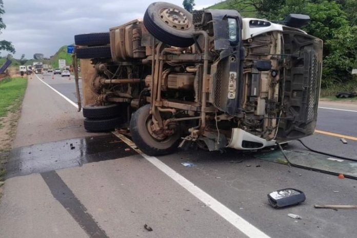 CaminhÃ£o carregado de lixo bate em carro e tomba na BR 116, prÃ³ximo a Laranjal