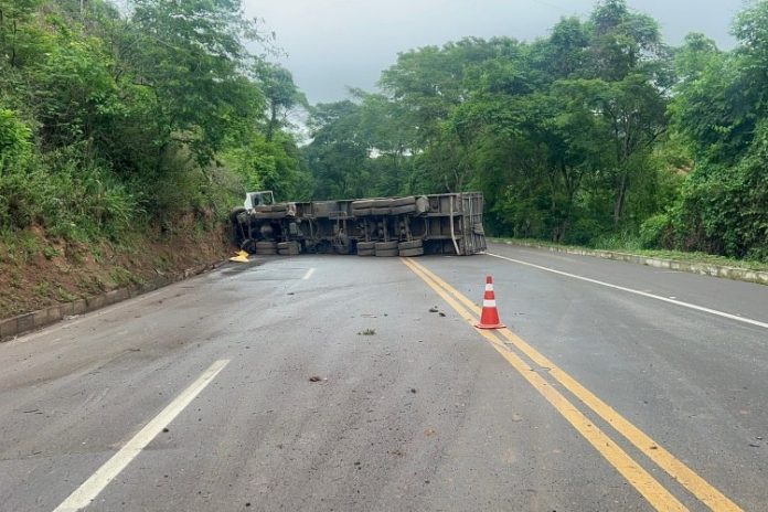 Carreta tomba e fica atravessada na BR-116, em MuriaÃ©