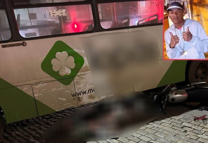Jovem morre após colisão entre motocicleta e ônibus Jovem morre após colisão entre motocicleta e ônibus