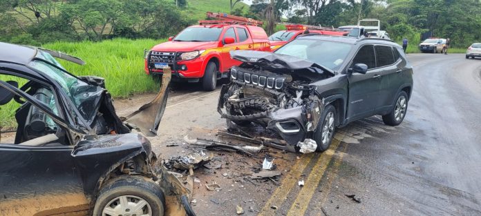 Motorista morre após batida entre dois carros em rodovia de Minas Gerais