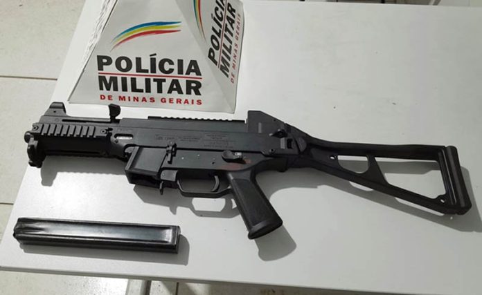 PM apreende submetralhadora e grande quantidade de drogas em UbÃ¡
