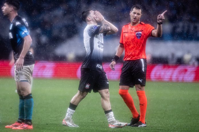 Rodrigo Garro perdeu um gol de frente pro goleiro quando o Corinthians estava com vantagem no placar
