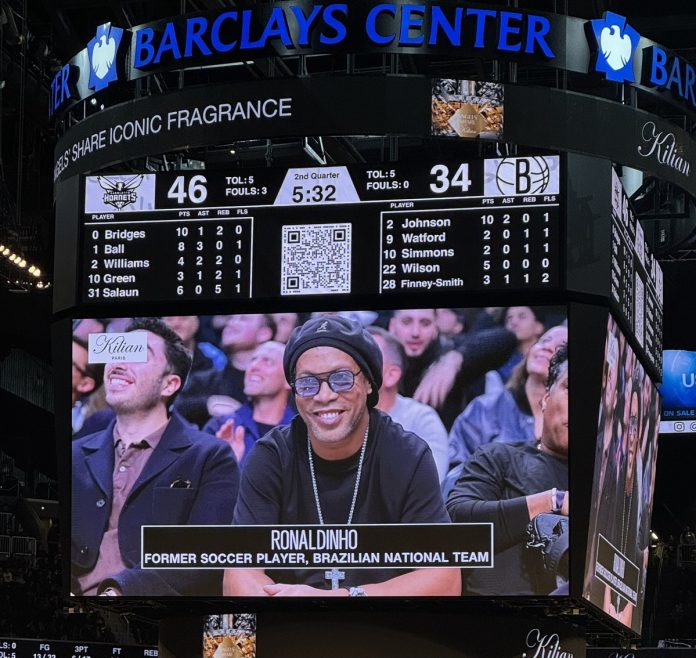 Ronaldinho Gaúcho prestigia Nets x Hornets e "troca" jogo da Ronaldinho Gaúcho prestigia Nets x Hornets e "troca" jogo da seleção pela NBA | nba