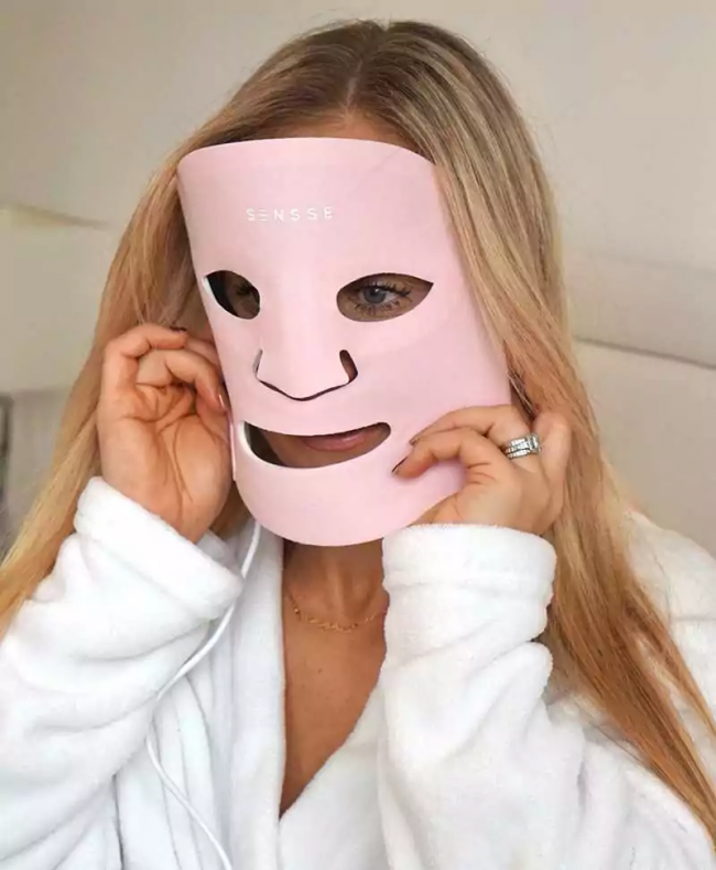 whatareled_4392993_650x.png O que são máscaras faciais de LED e por que elas são a última tendência de cuidados com o rosto?