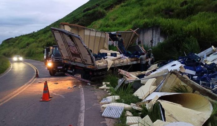 Caminhão frigorífico tomba na BR-267, em Argirita Caminhão frigorÃfico tomba na BR-267, em Argirita