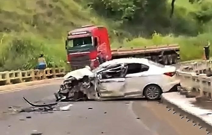 Carreta invade a contramÃ£o e bate em veÃ­culo na Serra de Argirita