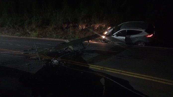 Carro bate em poste e arranca fios na Serra do Bandeirantes, em Juiz de Fora