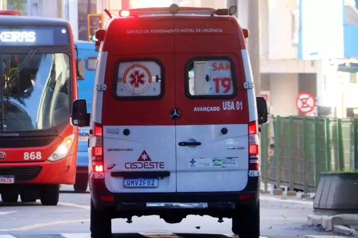 Colisão entre moto e ônibus deixa ferido em Juiz de Fora
