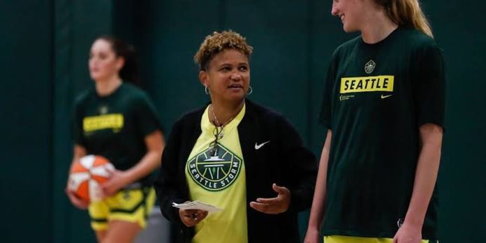 Conectada com o Brasil, Pokey Chatman almeja nova onda no Conectada com o Brasil, Pokey Chatman almeja nova onda no basquete