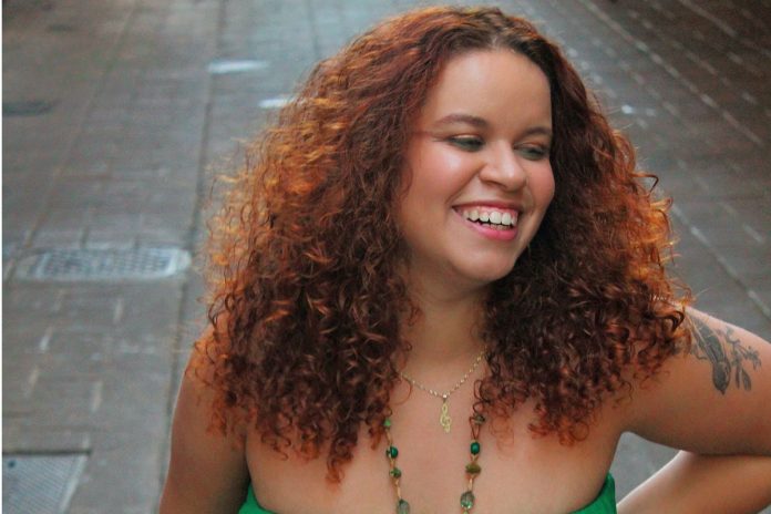 Conheça Camila Brasil: cantando samba ‘com coragem e respeito’ por Juiz de Fora