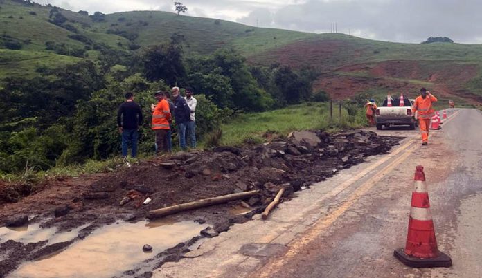 DEER-MG comeÃ§a recuperar trecho que desmoronou na estrada para MiraÃ­