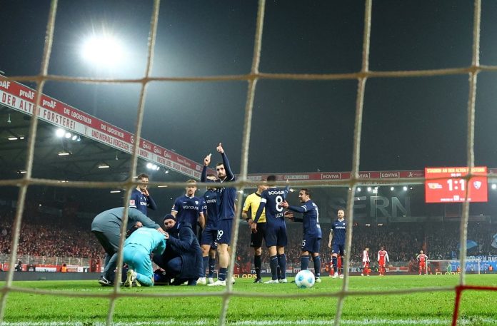 Goleiro é atingido por isqueiro na Bundesliga e times optam por não jogar últimos minutos | futebol internacional