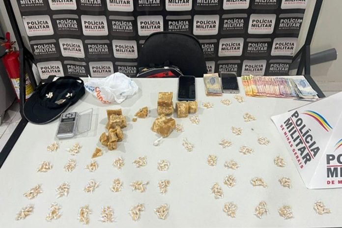 PM prende dois jovens e apreende 700 gramas de crack, em MuriaÃ©