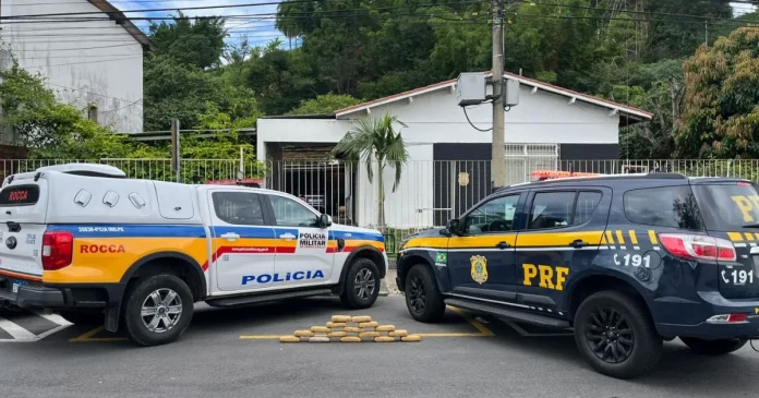 Vidraceiro é preso transportando barras de maconha em fundo falso de carro na BR-040