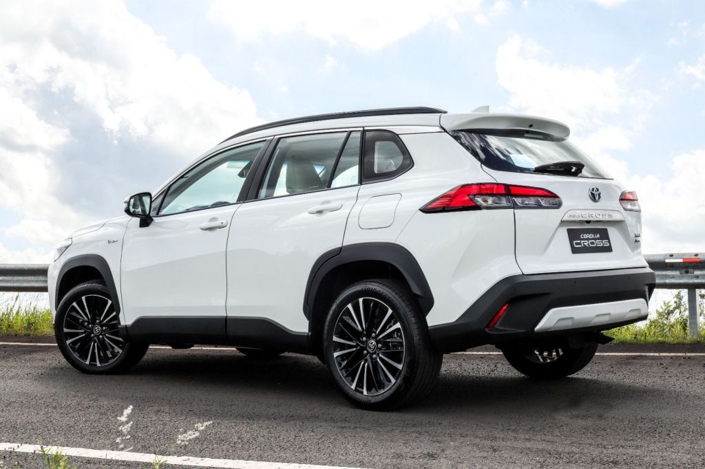 Toyota Corolla Cross XRX Hybrid 2026: nova multimídia e preço mais caro