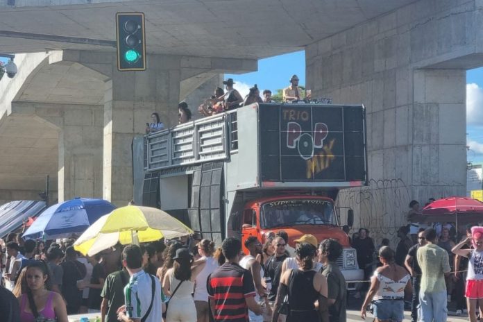 Com diversidade e animaÃ§Ã£o, Makoombloco desfila no prÃ©-carnaval de 2025