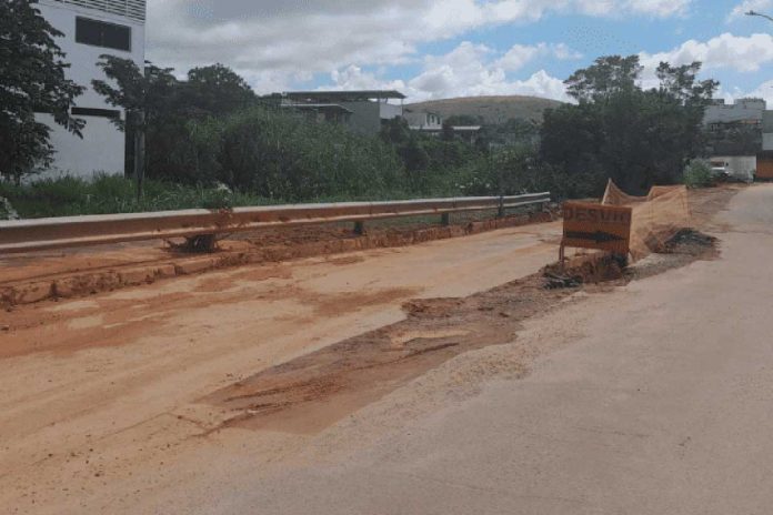 Fiscalização autua empresa responsável por loteamento na Zona Norte por degradação da via pública