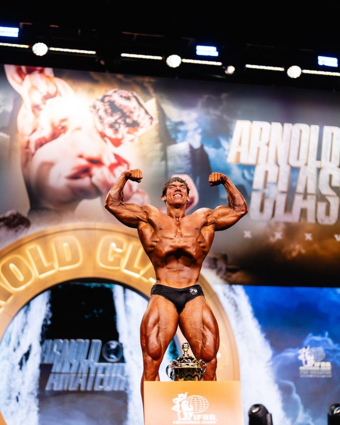 Influenciador fitness, Sam Sulek é campeão do Arnold Classic Amador Influenciador fitness, Sam Sulek é campeão do Arnold Classic Amador e recebe pro card do fisiculturismo | fisiculturismo