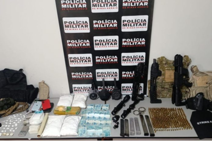 MÃ£e e filho sÃ£o presos por trÃ¡fico de drogas e posse ilegal de armas