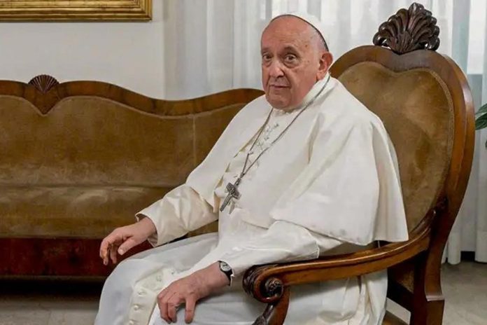 Papa Francisco volta a utilizar ventilação mecânica