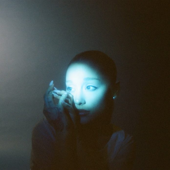 Azul é a cor da nova era de Ariana Grande: entenda o porquê