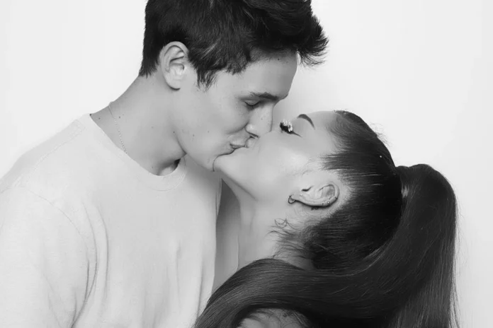 Ariana Grande endereça músicas a ex-marido no "Brigther Days Ahead"