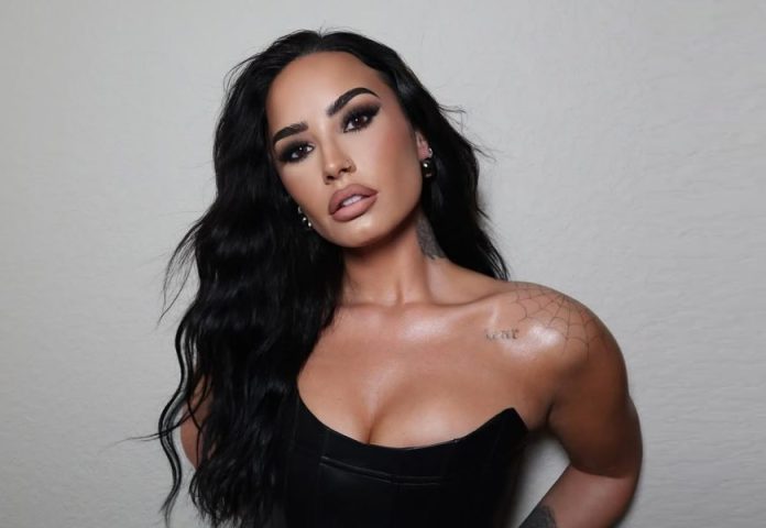 Demi Lovato entra em estúdio com compositores de Justin Bieber e Charli XCX