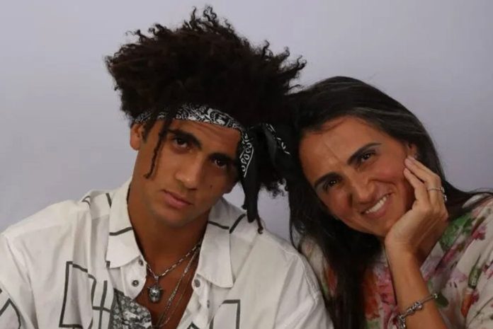 ‘Este é um livro feito de silêncio e berro forte’, afirma Marcela Hallack