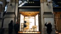 Prada compra Versace com desconto bilionário em meio a temor tarifário