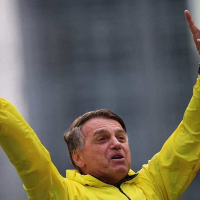 Bolsonaro chega a Brasília e pode passar por nova cirurgia