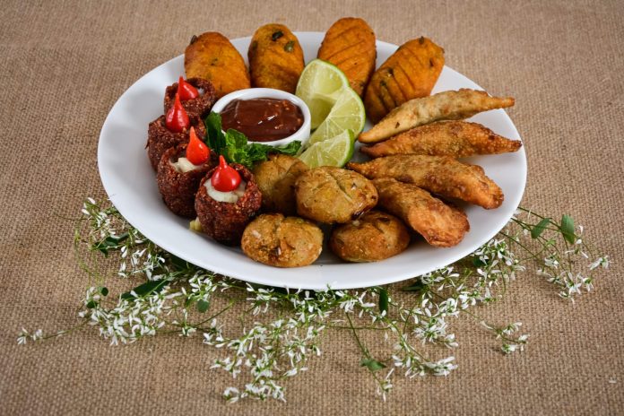 Kibes de beterraba recheados com requeijÃ£o vegano, fuxicos de inhame com alho porÃ³, pasteizinhos com recheio de chimeji preto e croquetinhos de abÃ³bora vermelha recheados com ora-pro-nÃ³bis - (foto: Isaque Rodrigues/Comida di Buteco)