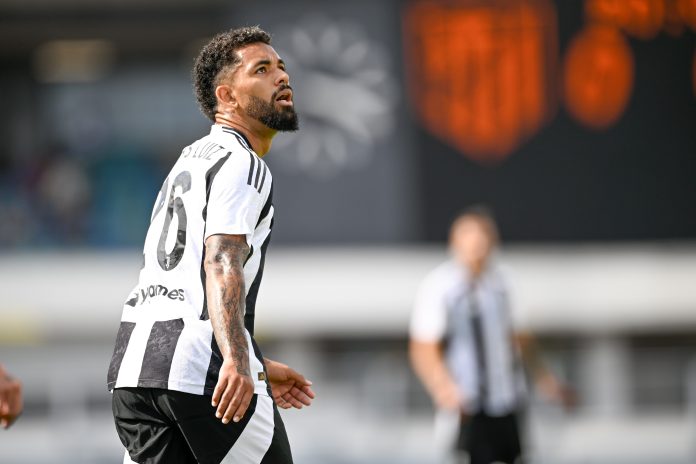 Douglas Luiz reage às críticas sofridas na Juventus e irrita diretoria: "Não vim apenas para tirar fotos" | futebol internacional