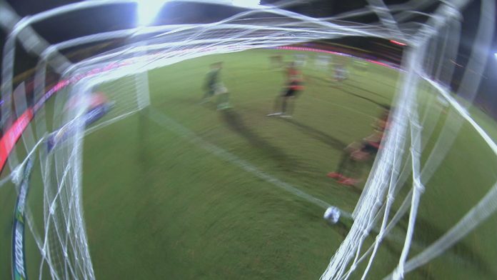 Entrou? Arbitragem leva oito minutos em análise de possível gol do Fortaleza contra o Sport | brasileirão série a