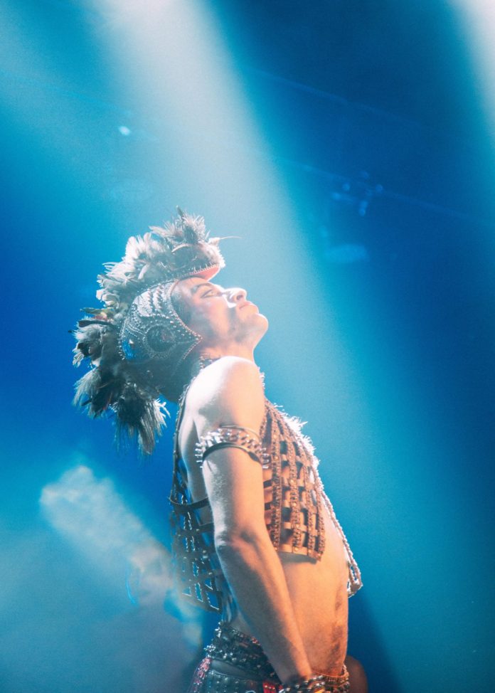 Jesuíta Barbosa encarna Ney Matogrosso em novo trailer de "Homem Com H"