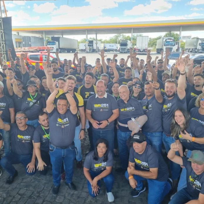 Lideranças do Norte de Minas protestam por duplicação de rodovia Lideranças do Norte de Minas protestam por duplicação de rodovia