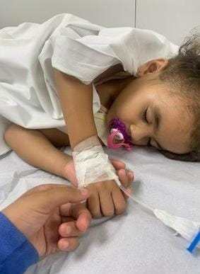 Mãe encontra barata no ouvido de filha de 3 anos Criança hospitalizada devido a dores de ouvido