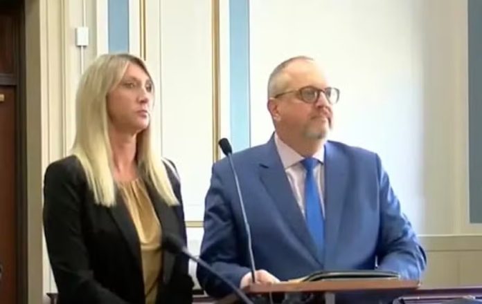 Homem de terno azul e mulher de cabelo loiro