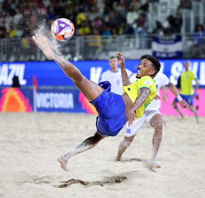 Com bicicleta, Brasil bate El Salvador em estreia na Copa do Mundo de futebol de areia | futebol de areia