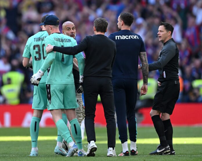 Guardiola se irrita com cera de rival: "No futebol inglês, você tem que jogar"; veja encarada | futebol internacional