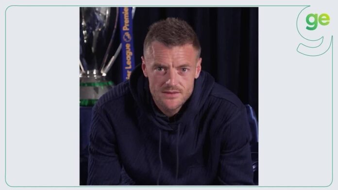 Jogador do Leicester atinge árbitro com cotovelo, e Vardy pega apito para paralisar o jogo | futebol inglês