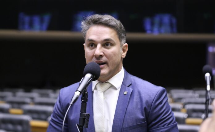 Delegado da PF descobre que é investigado durante depoimento ao STF