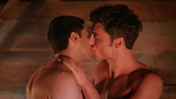 "Overcompensating": série gay mais aclamada do momento tem Britney, Gaga e muita Charli XCX na trilha