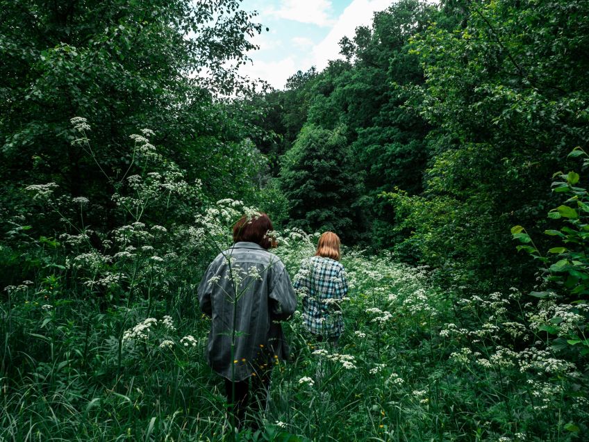 Muitas pessoas relatam sentimentos positivos de emoção ao explorar a natureza • Unsplash/Alina Fedorchenko