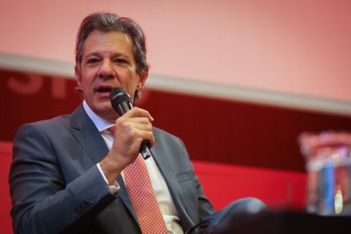 Ministro da Fazenda, Fernando Haddad, durante participação em conferência, em Paris. Foto: Diogo Zacarias/Ministério da Fazenda
