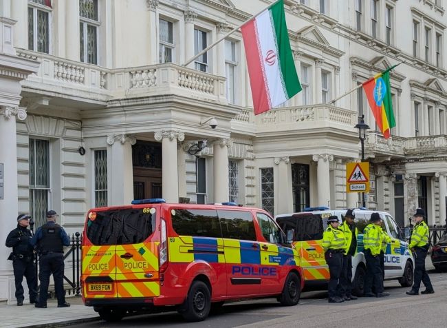 6arrestedafter_4588203_650x.jpg Seis presos após incidente violento perto da embaixada iraniana em Londres