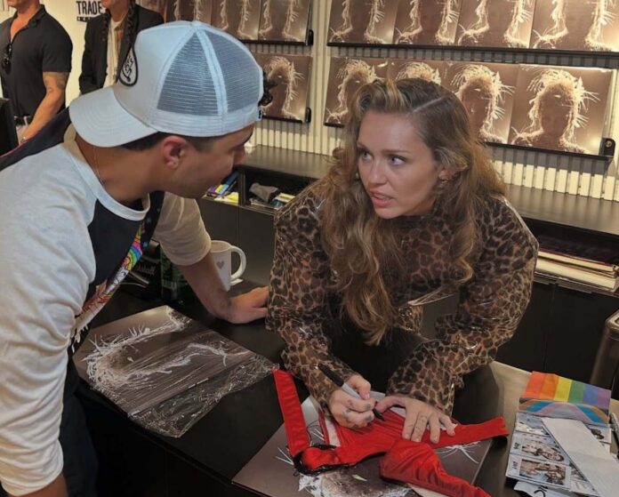 Homem pede autógrafo de Miley Cyrus em calcinha: veja vídeo