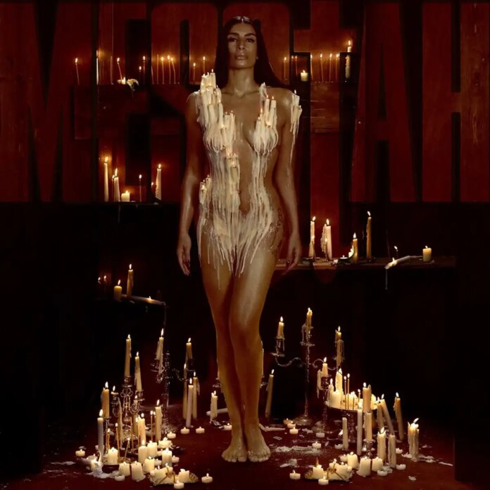 sevdaliza-sentada-colo-jesus-cristo-religiao-clipe-messiah.jpg