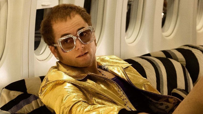 Taron Egerton em cena de "Rocketman" • Reprodução