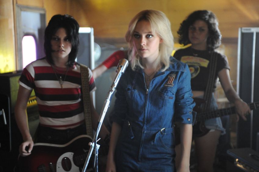 Kristen Stewart e Dakota Fanning em "The Runaways - Garotas do Rock" • Reprodução